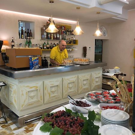 Hotel Lazzarini 벨레지아아지마리나 외부 사진