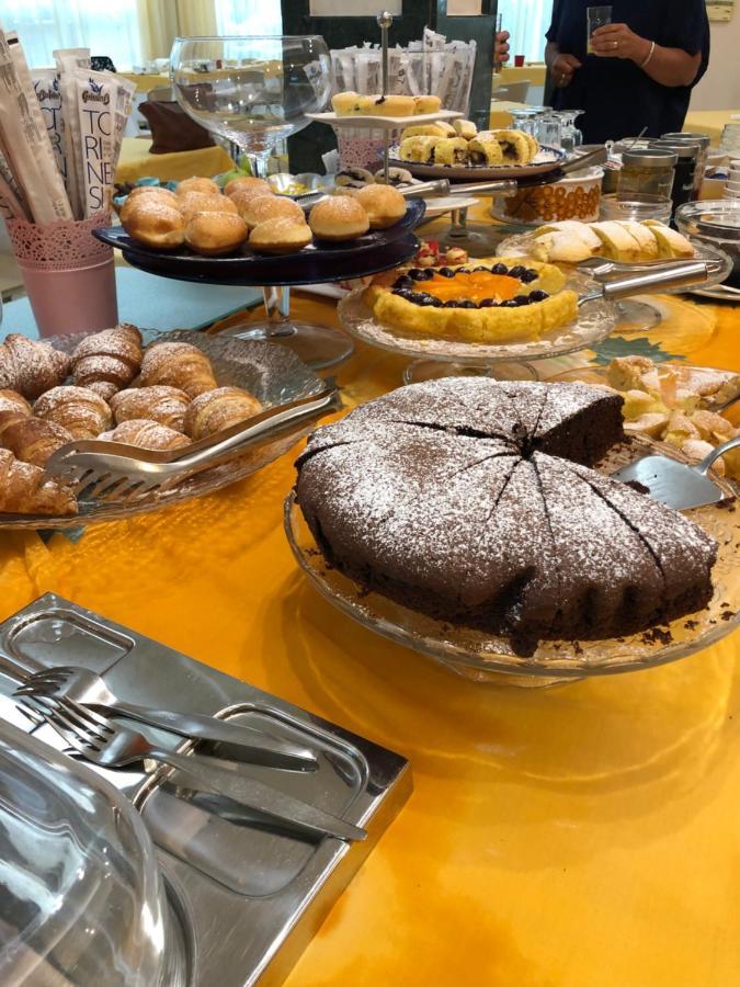 Hotel Lazzarini 벨레지아아지마리나 외부 사진