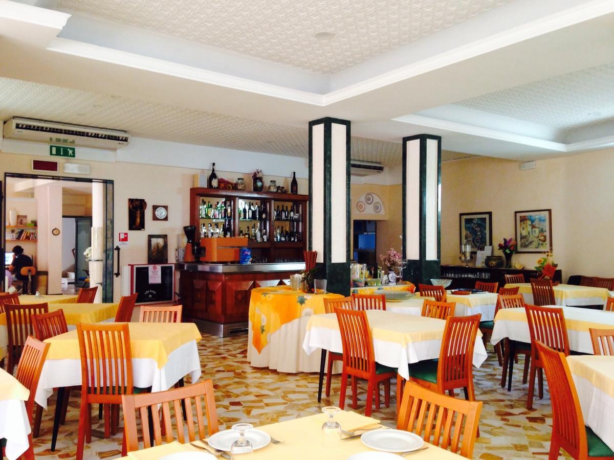 Hotel Lazzarini 벨레지아아지마리나 외부 사진