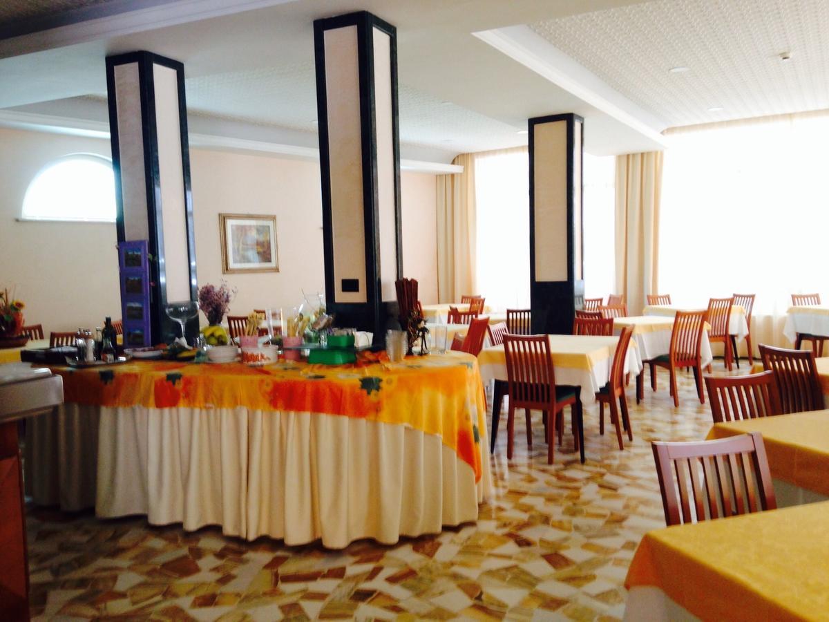 Hotel Lazzarini 벨레지아아지마리나 외부 사진