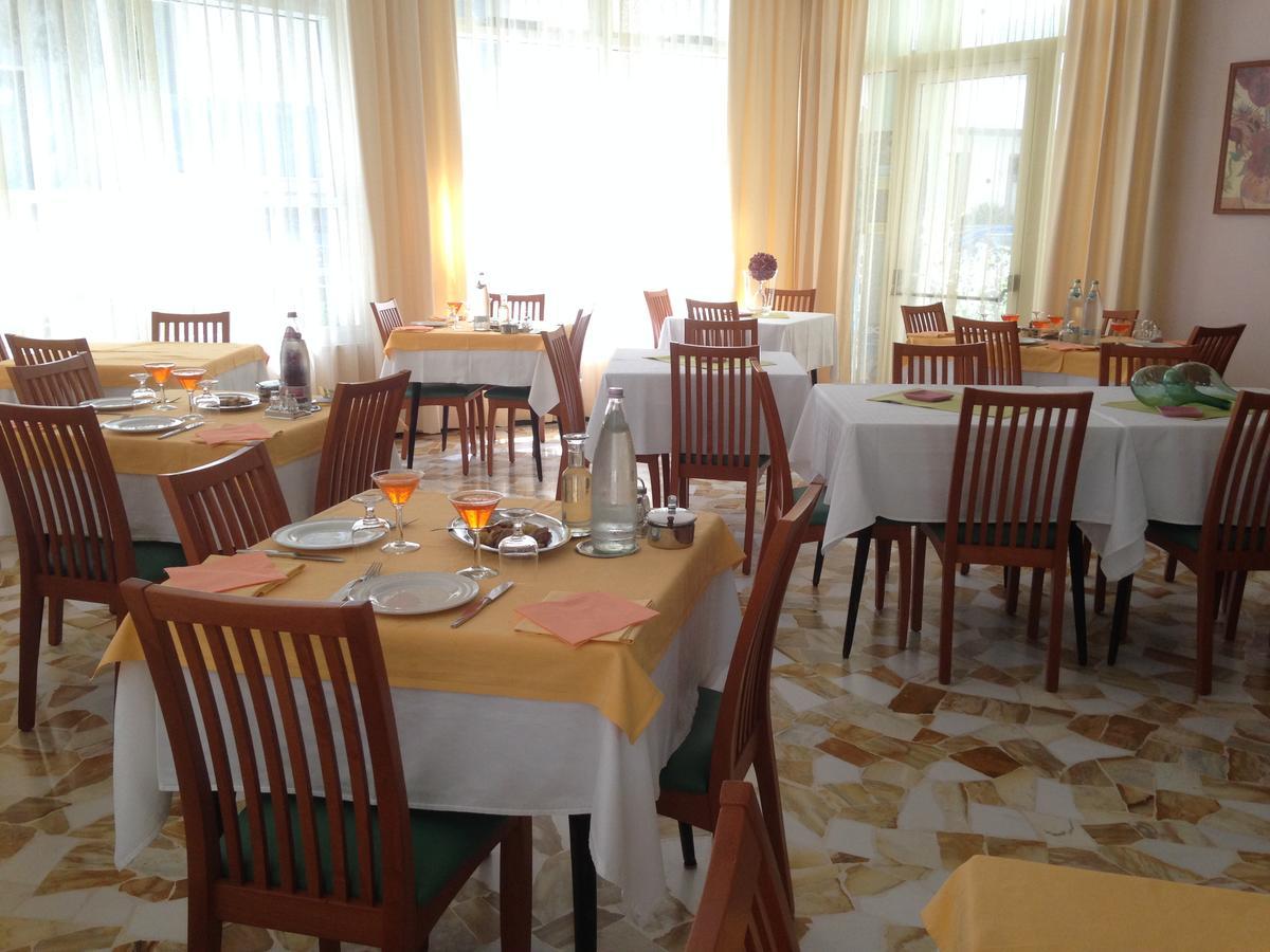 Hotel Lazzarini 벨레지아아지마리나 외부 사진