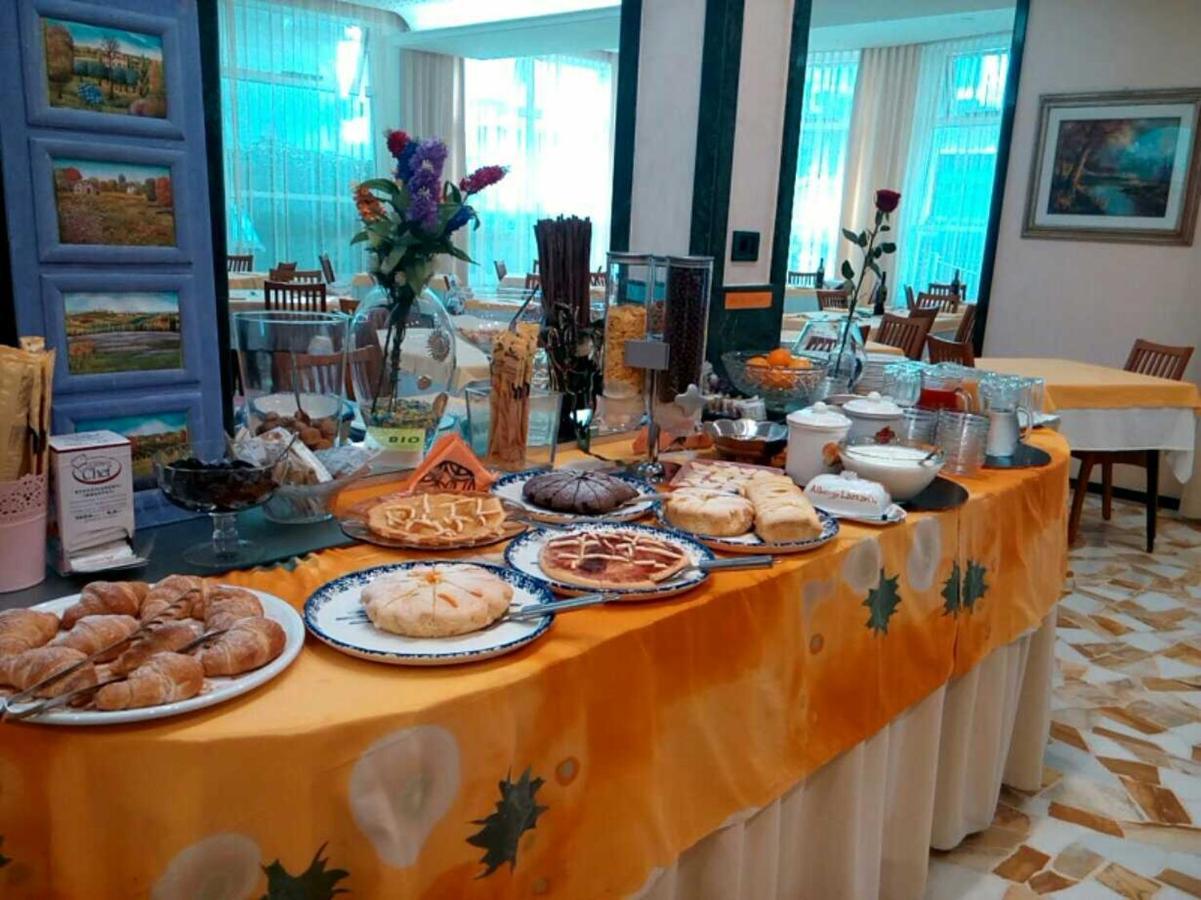 Hotel Lazzarini 벨레지아아지마리나 객실 사진